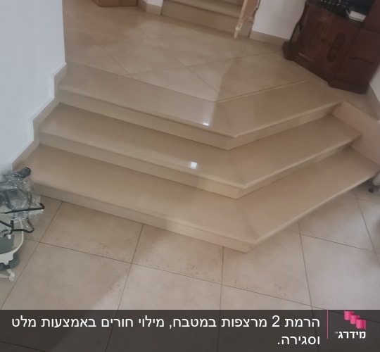 מדרגות קרמיקה עם כלי עבודה בצד